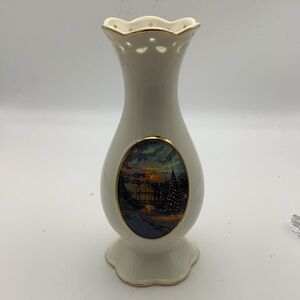 Thomas Kinkade The Lights of Liberty Vase Featuring The White House at Christmas